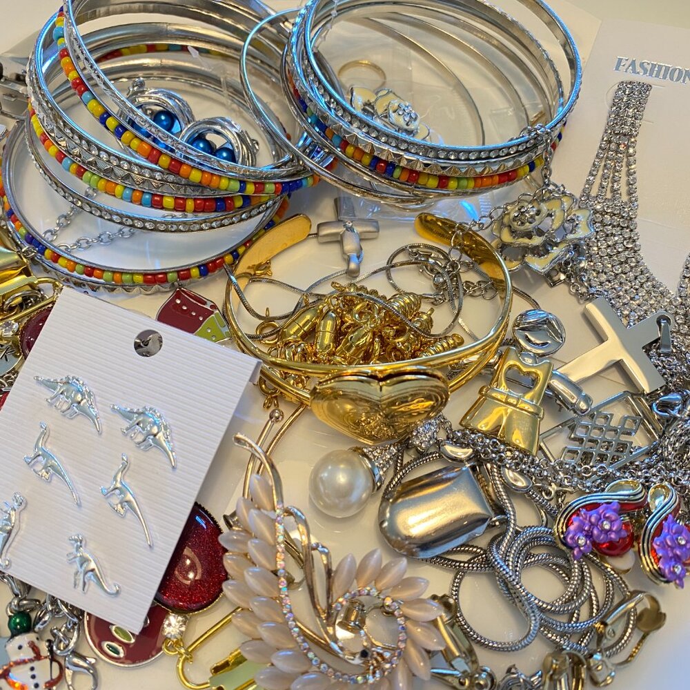 1/2 Pound Vintage To Modern FASHION JEWELRY Lot All Wearable!! READ DESCRIPTION - Picture 4 of 5